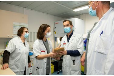 Jérémie Zerbit, le pharmacien, remet les doses de vaccin qu’il a préparées au docteur Marie Lachâtre pour une injection immédiate
