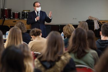 François Hollande présente son livre pour les jeunes, « Leur Etat », à des lycéens de Sceaux, le jeudi 12 novembre.