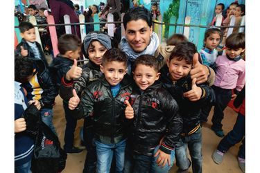 Waleed, avec les petits écoliers de son jardin d’enfants francophone.