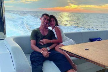 A l’arrière du yacht de 27 mètres « Azimut Grande », flambant neuf, que Ronaldo a réservé pour une croisière familiale pendant les vacances d’août.