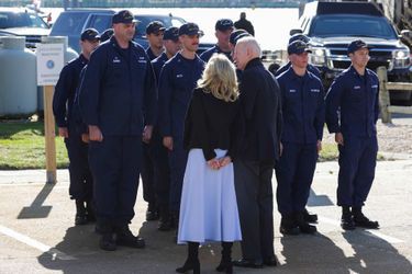 Joe et Jill Biden visitant les garde-côtes de Nantucket, le 25 novembre 2021.