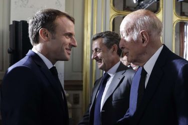 Emmanuel Macron face à Valéry Giscard d'Estaing et à côté de Nicolas Sarkozy en 2018. 