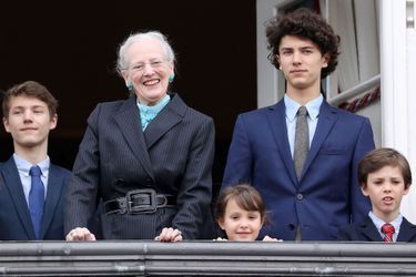 La reine Margrethe II de Danemark avec les princes Nikolai, Felix et Henrik et la princesse Athena, le 16 avril 2018
