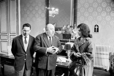 « Le maire M. Thebaut (célibataire) reçoit Muguette dans son bureau : c'est la détente.  » - Paris Match n°719, daté du 19 janvier 1963. 