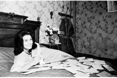« Sur le lit de sa chambre meublée, elle ouvre son courrier : cent demandes en mariage en dix jours. » - Paris Match n°719, daté du 19 janvier 1963.