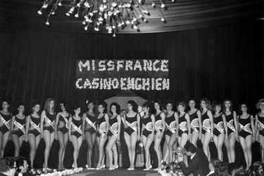 L'élection de Miss France 1967, au casino d'Enghien en décembre 1966. Jeanne Beck est la quatrième en partant de la gauche.