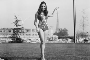 Christiane Lillio, élue Miss France 68, photographiée devant la Tour Eiffel, le 8 janvier 1968.