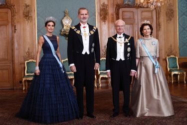 La reine Letizia et le roi Felipe VI d&#039;Espagne avec la reine Silvia et le roi Carl XVI Gustaf de Suède à Stockholm, le 24 novembre 2021