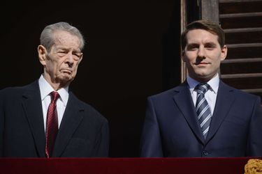 Nicholas Michael de Roumanie Medforth-Mills avec son grand-père l’ancien roi Michel de Roumanie à Bucarest, le 8 novembre 2013 