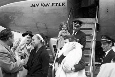 Le 25 avril 1959, Joséphine Baker arrive en France avec Mara, le dixième enfant qu’elle a adopté, dans les bras d’une hôtesse de l’air.