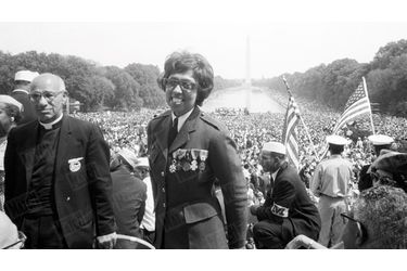 Lors de la marche pour les droits civiques, le 28 août 1963 à Washington. Elle porte la Légion d’honneur et la Croix de guerre.