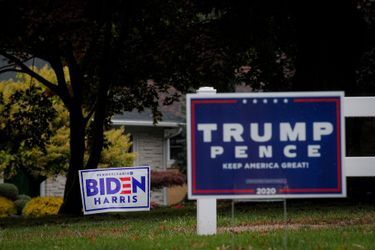 Deux panneaux aux couleurs des candidats Trump et Biden à Erie, en Pennsylvanie, le 20 octobre.