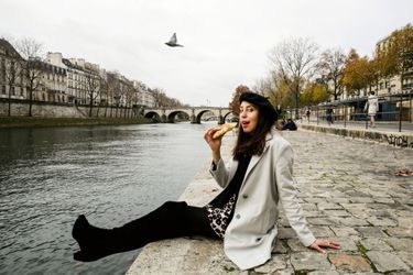 Un croissant en bord de Seine pour Rebecca Leffler, qui comme Emily joue avec les clichés. 