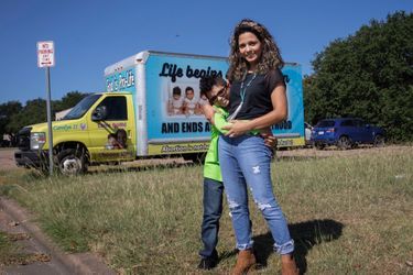 ROSIE ROSAS, 28 ANS, ET SON FILS DE 10 ANS Violée par un cousin à 17 ans, elle a choisi de garder son bébé. Ici à Waco, devant le camion de l’association pro-vie pour laquelle elle milite.