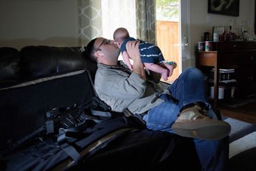 YEHUDA REMER, 37 ANS Ce juif orthodoxe de Dallas a créé un site qui vend des vêtements aux fanas des armes. Ici avec ses bébés : Ari, 8 semaines, et son pistolet-mitrailleur AR Pistol.