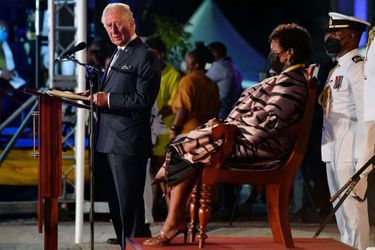 Le prince Charles (et la présidente Sandra Mason) lors de la cérémonie d'investiture présidentielle pour marquer la naissance d'une nouvelle république à la Barbade, à Bridgetown, le 29 novembre 2021 