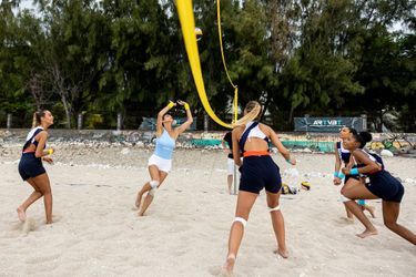 Les Miss s&#039;affrontent au volley-ball sur l&#039;île de la Réunion le 22 novembre 2021