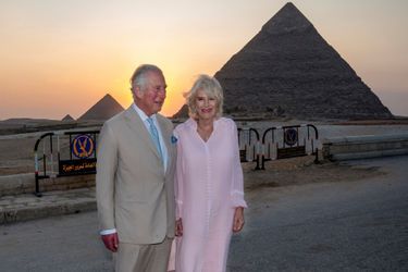 Le prince Charles et la duchesse de Cornouailles Camilla devant les pyramides de Gizeh, le 18 novembre 2021