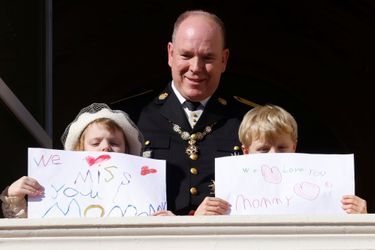 La princesse Gabriella et le prince Jacques de Monaco, avec le prince Albert II, brandissent leurs tendres messages pour la princesse Charlène, à Monaco le 19 novembre 2021