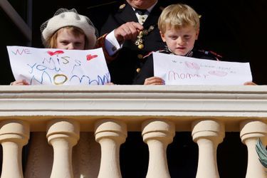 La princesse Gabriella et le prince Jacques de Monaco avec leurs tendres messages pour la princesse Charlène, à Monaco le 19 novembre 2021