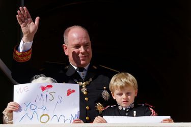La princesse Gabriella et le prince Jacques de Monaco brandissent leurs messages pour la princesse Charlène, à Monaco le 19 novembre 2021