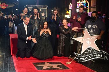 Salma Hayek entourée de ses amis et collègues lors de l'inauguration de l'étoile de l'actrice à Hollywood le 19 novembre 2021