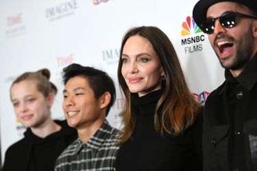 Shiloh et Pax Jolie-Pitt, Angelina Jolie et JR à la première du film documentaire «Paper &amp; Glue» à Los Angeles le 18 novembre 2021