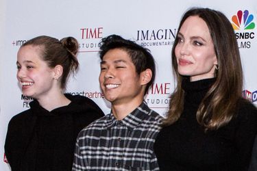 Shiloh et Pax Jolie-Pitt avec leur mère Angelina Jolie à la première du film documentaire «Paper &amp; Glue» à Los Angeles le 18 novembre 2021