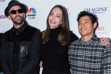 JR, Angelina Jolie et Pax Jolie-Pitt à la première du film documentaire «Paper &amp; Glue» à Los Angeles le 18 novembre 2021
