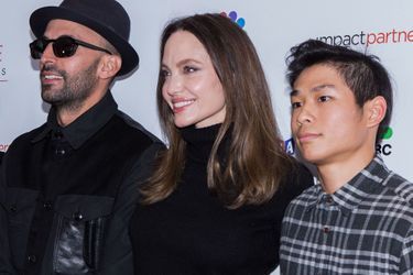 JR, Angelina Jolie et Pax Jolie-Pitt à la première du film documentaire «Paper &amp; Glue» à Los Angeles le 18 novembre 2021