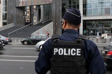 Un policier dans le quartier de la place de la Bastille à Paris, où l'"auteur principal des faits" a été appréhendé vendredi. 