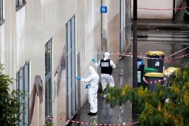 Les enquêteurs près des lieux de l&#039;attaque à l&#039;arme blanche, vendredi, à Paris. 