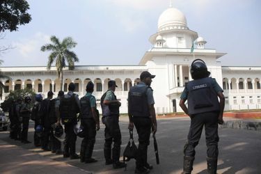Des policiers bangladais devant la Cour suprême de Dacca (image d&#039;illustration).