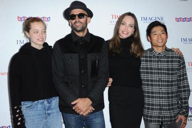 Shiloh Jolie-Pitt, JR, Angelina Jolie et Pax Jolie-Pitt à la première du film documentaire «Paper &amp; Glue» à Los Angeles le 18 novembre 2021