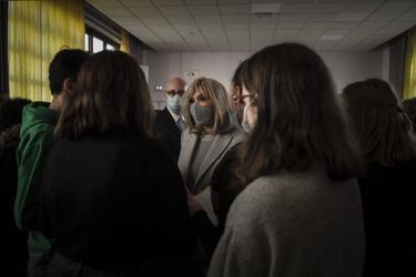 Brigitte Macron et Jean-Michel Blanquer ont rencontré des élèves d'un collège du 15e arrondissement jeudi, à l'occasion de la journée nationale de lutte contre le harcèlement scolaire. 