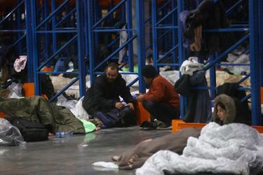 En Biélorussie, ces migrants espérant franchir le poste-frontière de Kuźnica (Pologne), le 16 novembre 2021. Certains dorment dans un entrepôt logistique à Bruzgi.