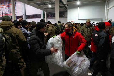 En Biélorussie, ces migrants espérant franchir le poste-frontière de Kuźnica (Pologne), le 16 novembre 2021. Certains dorment dans un entrepôt logistique à Bruzgi.