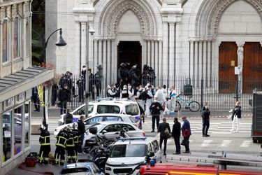Les pompiers et policiers devant la basilique Notre-Dame de Nice après l'attentat, le 29 octobre 2020. 