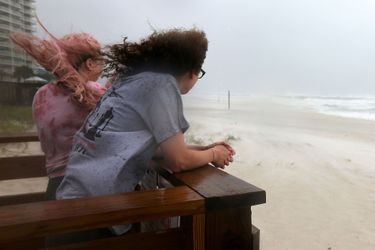 Jordan Spence et Dawson Stallworth regardent les vagues à Orange Beach, Alabama, alors que l'ouragan Sally s'apprête à déferler sur les Etats-Unis. 