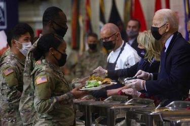 Joe et Jill Biden se sont rendus sur la base militaire de Fort Bragg, en Caroline du Nord, le 22 novembre 2021.
