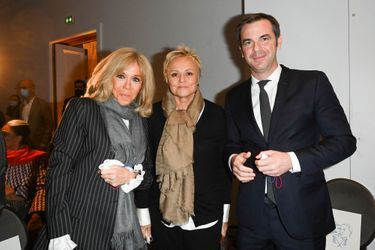 Brigitte Macron, Muriel Robin et Olivier Véran à la remise des «Prix Line Renaud-Loulou Gasté pour la recherche médicale». 