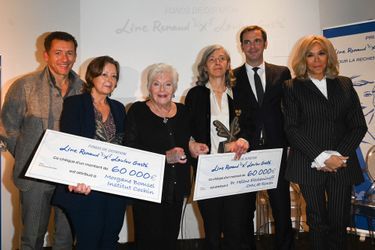 Line Renaud, Dany Boon, Olivier Véran et Brigitte Macron aux côtés des lauréates Hélène Eltchaninoff à gauche et Morgane Bomsel à droite (les chèques sont inversés). 