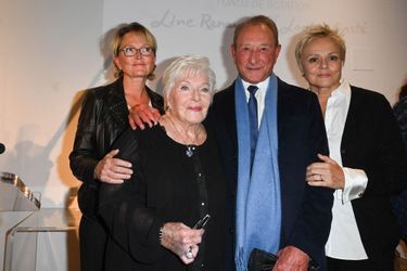 Line Renaud avec ses "filles de coeur" Claude et Muriel , et Bertrand Delanoë. 