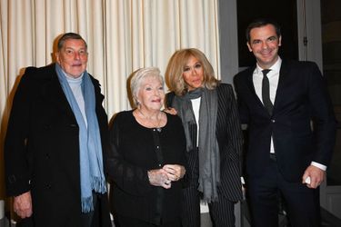 Line Renaud aux côtés de Jean-Claude Camus, Brigitte Macron et Olivier Véran. 