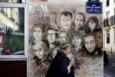 Rue Nicolas-Appert, à Paris, non loin du lieu de l&#039;attentat du 7 janvier 2015 à la rédaction de &quot;Charlie Hebdo&quot;. L&#039;œuvre est signée de l&#039;artiste de rue C215.