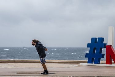 Un homme défie la tempête Alex sur la promenade des Anglais à Nice.
