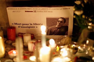 Des bougies installés à Nice en hommage à Samuel Paty. 