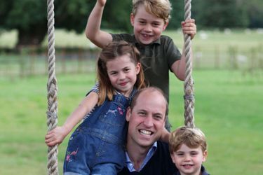 Le prince William avec ses enfants George, Charlotte et Louis de Cambridge sur une photo prise par Kate pour les 38 ans du duc en juin 2020