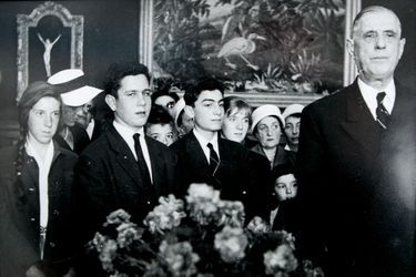 Jean-Louis et Bernard Debré à l’ambassade de France d’Alger, à la fin des années 1950, avec le général de Gaulle. 