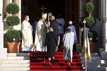 Le prince Albert II de Monaco entre dans la cathédrale suivi de ses sœurs, à Monaco le 19 novembre 2021